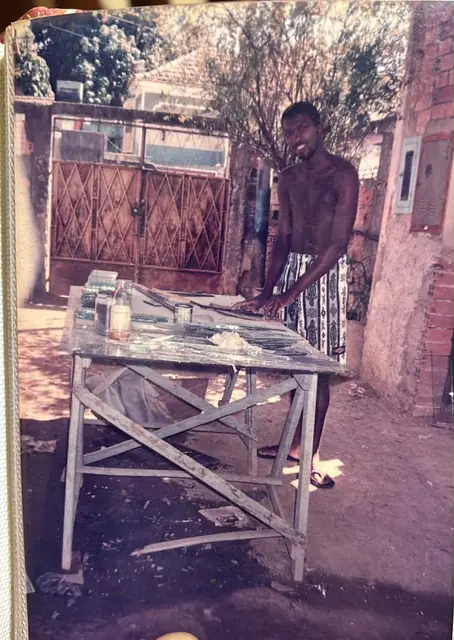 Foto antiga: Pedro na mesa de cortar vidro
