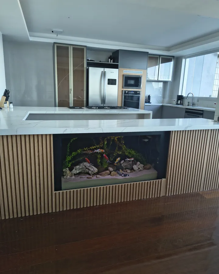 A ilha da cozinha com o aquário embutido, vista de lado