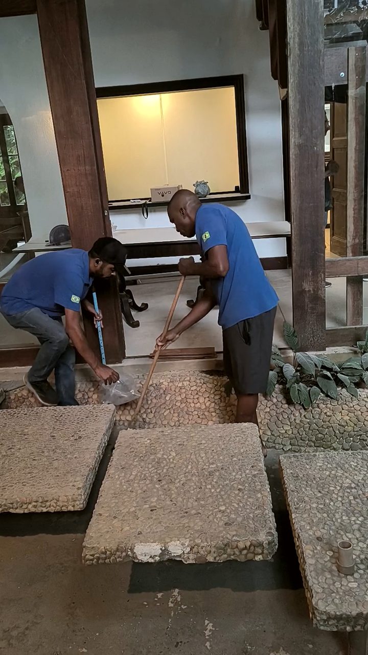 Equipe da Aquários do Rio limpando o lago vazio dentro de uma casa em São Conrado, Rio de Janeiro, no início da revitalização