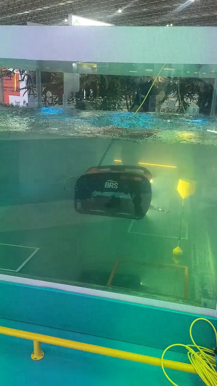 Obra real, passo 06: 20/09. O robô submarino entra na água.